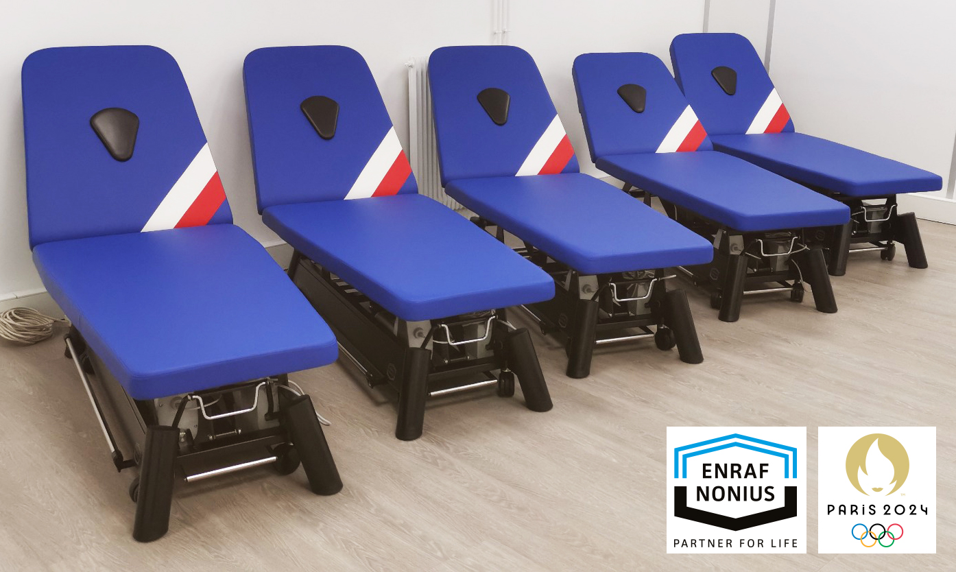 Cinq tables Manumed Optimal Enraf Nonius de couleur bleu marine avec le drapeau français tricolore bleu blanc rouge