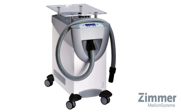 Photo du Cryo 6 de Zimmer : équipement de pointe de cryotherapie pour les kinés blanc avec un écran tactile sur un support à roulette
